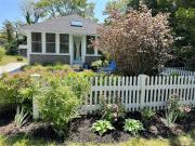 Cozy Cottage Overlooking Rock Harbor Creek