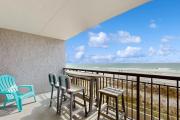 Cozy Gulf-front condo with 2 beach chairs - close to entertainment