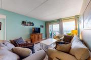 Cozy Gulf-front condo with 2 beach chairs - short distance to entertainment