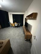 AdaSuites Große Unterkunft mit Balkon 120 m2