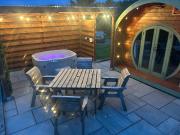 Barnharrow Holiday Pods - Rose Glamping Pod with Hot Tub & Fire Pit