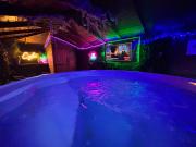 Shepards Hut With Hot Tub and TV