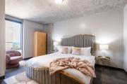 Downtown 9bd - Sleep 18 - (4 units, same floor)