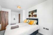 Cozy Leeds City Centre Apartment - Ideal for Long Stays & Contractors - Balcony - Sleeps 4 - FREE WiFi