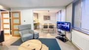 Newtown Contemporary Stay with free parking & garden