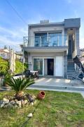 Holiday Home Beachfront Garden Villa by Interhome