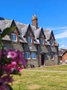 Rural Retreat near West Wittering Beach! Dog Friendly & Free Parking - Ideal Weekend Getaway! Chichester Holiday Properties