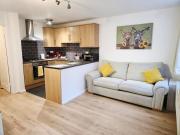 Own entrance, 9 min drive to Harry Potter studio!