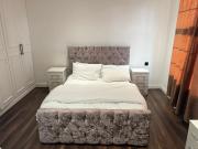 Central 2 Bedroom Penthouse by Hyde Park