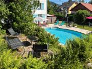Chalet familial au centre ville de Gerardmer avec jeux et piscine extérieure estivale