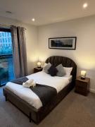 Luxe Central 2 Bed with Netflix, PS5 8 mins from bullring!