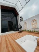 Villa with jacuzzi, Damar Ningrum 5