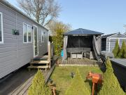 Chalet Meerwijck mit Terrasse am Wasser mit Strand und Schwimmbad