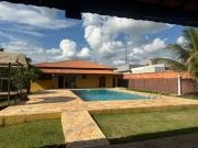 Casa de campo com piscina e campinho de futebol