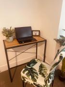 Bright 2BR Apartment, Free parking, Easy access to beaches & Town