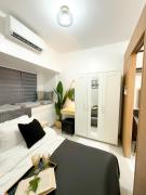 White aesthetic Lush in Makati l Wifi & Netflix I LUSH 1912