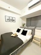 White aesthetic Lush in Makati l Wifi & Netflix I LUSH 1912