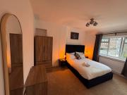 Elegant 4-Bedroom House in Shepherds Bush