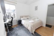 Spacious 3 Bed London Home - Free Parking - Workspace - Long Stays Welcome