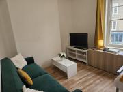 Central Modern Apartment -Sleeps 6 - Parking