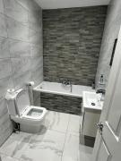 6 bedroom, North London Home - Sleeps 12 - Parking - Central location