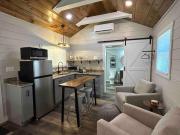 Blissful Nook Tiny Home, Cozy Retreat, Hot Tub, Close to Town, Deep Creek, & Entrance to National Park