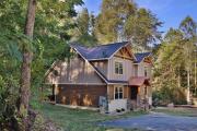 Misty Mountainside–Romantic 2-Suite Modern Chalet with Hot Tub and Pool Table