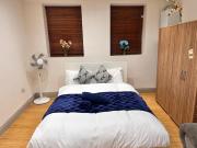 Budget flat in Shepherds Bush - Near Westfield & Tube