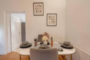 Comfortable Putney Home Sleeps 8 Wi-Fi Parking Ideal for Families and Contractors