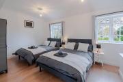 Comfortable Putney Home Sleeps 8 Wi-Fi Parking Ideal for Families and Contractors