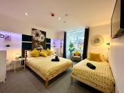 Massive New 8 bedroom House Sleeps up to 21 - Accepts Groups - Great Location - FREE Parking - Fast WiFi - Smart TVs - sleeps up to 21 people - Close to Bournemouth & Poole Town Centre & Sandbanks