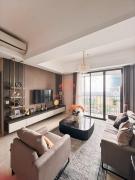 Luxury & Large 2BR Southgate Apt Pool Gym Wi-Fi