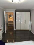 Modern Apartment with Free Parking