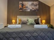 Forest Inspired Home - Sleeps 8 - Free Parking