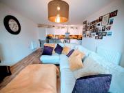 Modern 2 bedroom Flat with Parking Balcony and WiFi