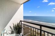Beachside Bliss: Oceanfront Suite w Breakfast