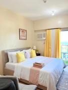 Cozy king bed with sofa bed Sunvida Tower Across SM Cebu with Balcony