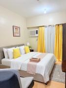 Cozy king bed with sofa bed Sunvida Tower Across SM Cebu with Balcony