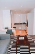 Spacious and Luxury 2 bed 2 bath Just 5 minutes walk from the underground