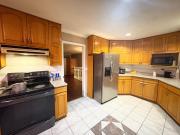 Cozy Private Room in Surrey Near KG Blvd, Free Parking & 24 Hrs Transit