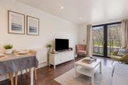 Stylish 1-Bed Near Canary Wharf with Patio