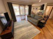 "Gums and Roses" studio, Q and fold out sofa bed