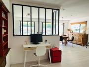 Super T3 of 85 m2, terrace 30 m2, parking, swimming pool