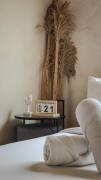 Hunters Stylish 2BR Suite with Full Kitchen near SM North EDSA
