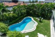 Luxury 5BR Villa with Rooftop BBQ Pool 500M to Beach