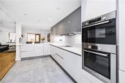 Executive 4BR House Canary Wharf , Private Parking & Garden , E14
