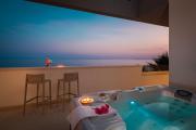 Paoma Beach Penthouse Suite with jacuzzi