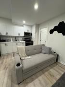 Spacious High Ceiling Lower Level Suite-New & Cozy