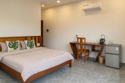 Private Bungalow by Large Salt Water Pool & Jacuzzi, Fast WIFI & Garden