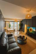 Bright, Stylish & Modern Apartment with Balcony